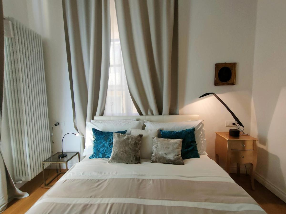 Piazza San Rocco Suite Art แวร์บาเนีย ภายนอก รูปภาพ